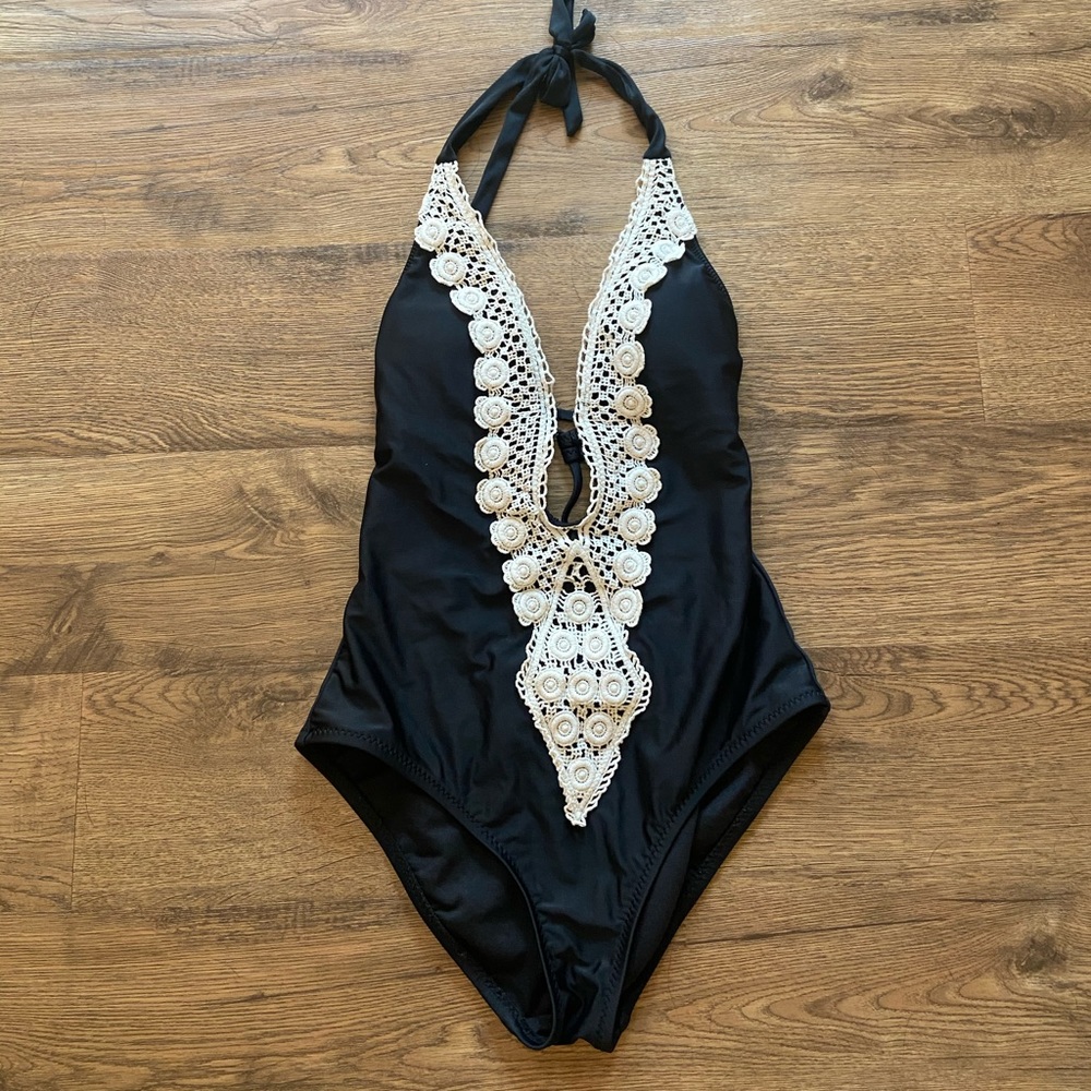 Like new plunge neck one piece bathing suit🌟